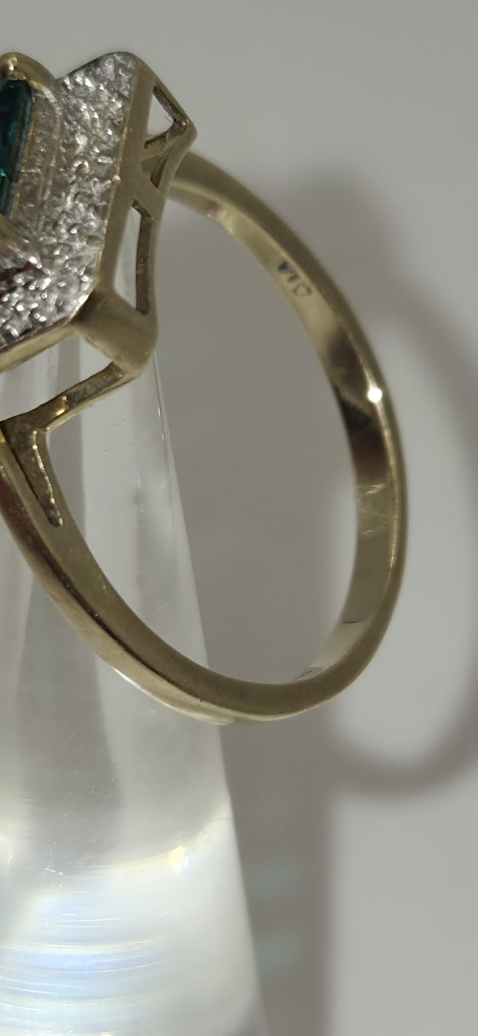 9ct Yellow Gold Hallmarked 375 Indicolite with 4 Accent Diamond's Ring Size P