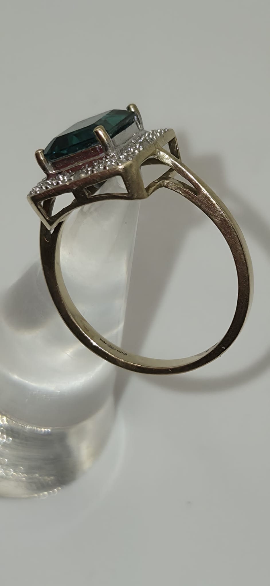 9ct Yellow Gold Hallmarked 375 Indicolite with 4 Accent Diamond's Ring Size P